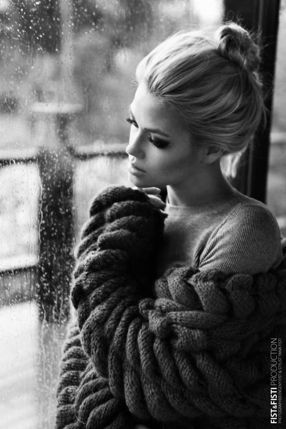 Черно-белое фото девушка на фоне дождя за окном