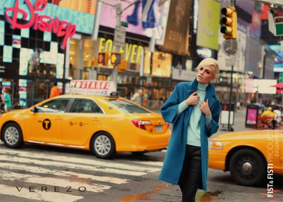 Женщина в пальто на фоне Нью-Йорка 