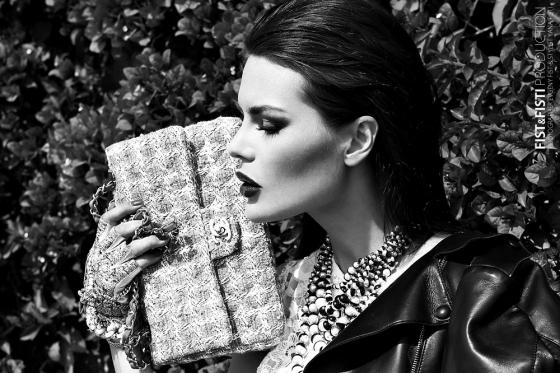 Черно-белое фото девушки с сумкой Chanel