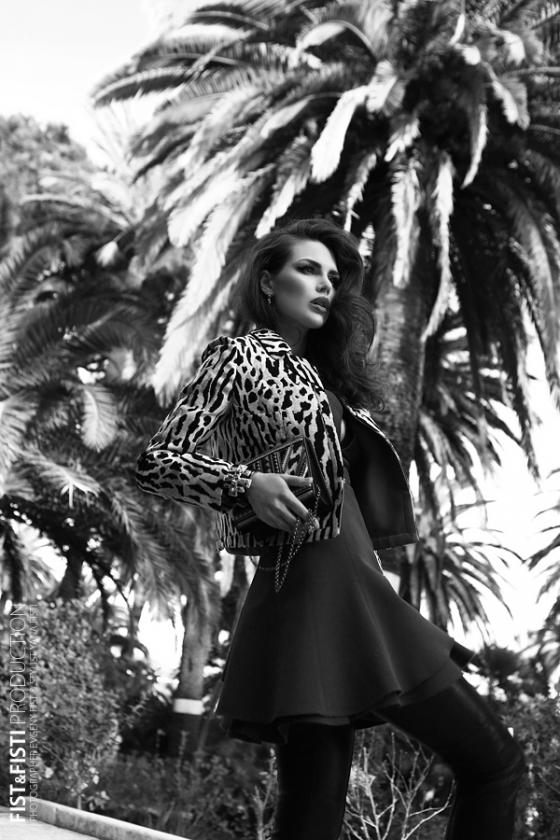 Черно-белое фото девушки на фоне пальмы 