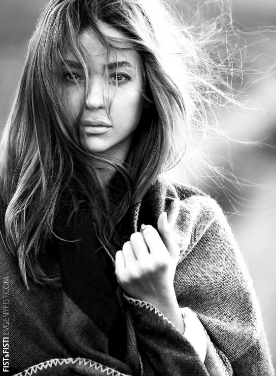 Черно-белое фото девушки с развивающимися на ветру волосами 