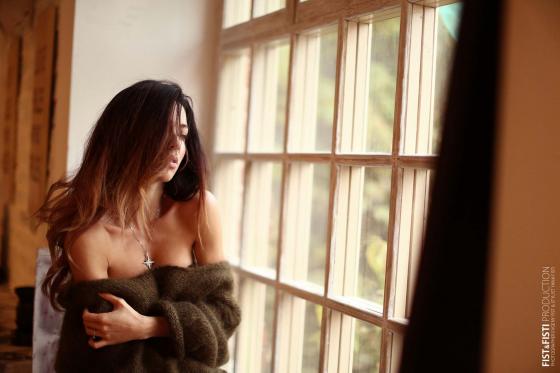 Фото девушка в вязаном свитере у окна