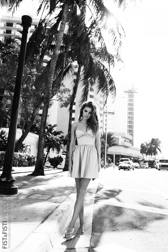 Черно-белое фото девушки у дороги на фоне пальм