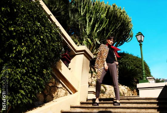 Фотография девушка стоит на лестнице в леопардовом пальто