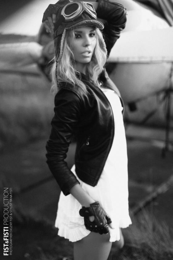 Черное-белое фото девушка в авиаторской шапка