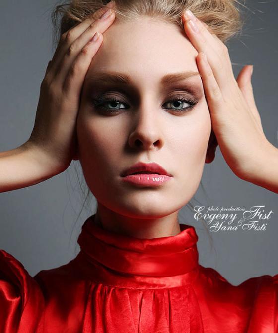 Фотопортрет девушки в красном платье держится за голову by Evgeny Fist