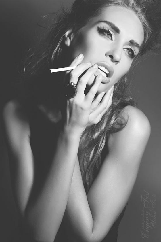 Черно-белое фото обноженной двеушки с сигаретой 