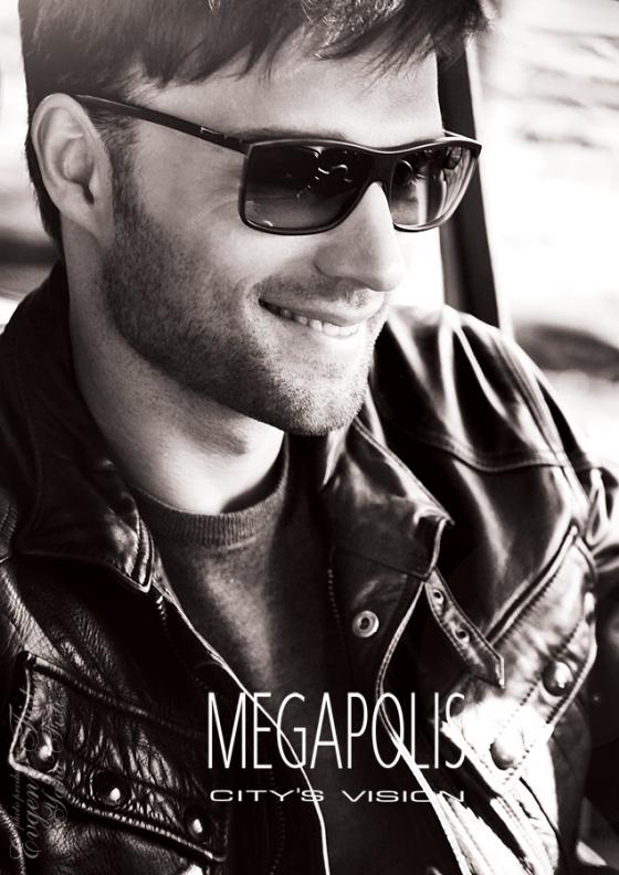 Фотосъемка с обложки журнала мужчина за рулем авто в очках