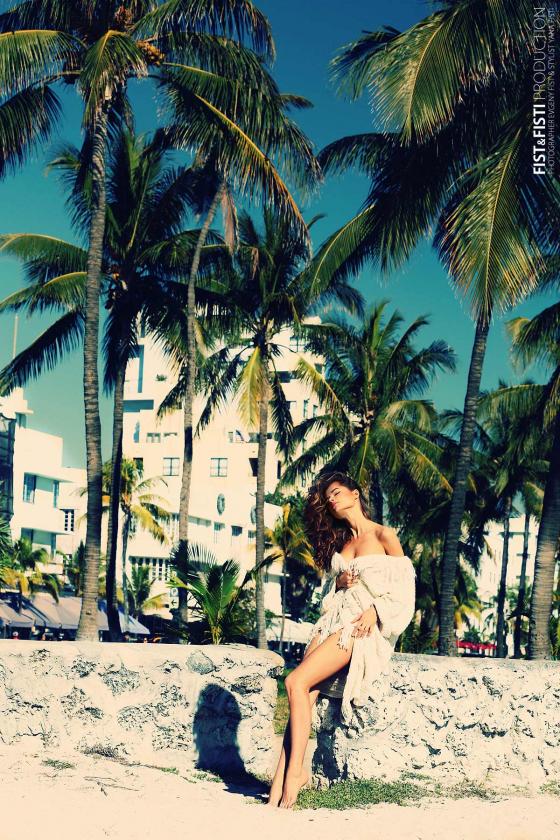 Фотосъемка девушка на пляже в коротком платье на фоне пальм by Evgeny Fist 