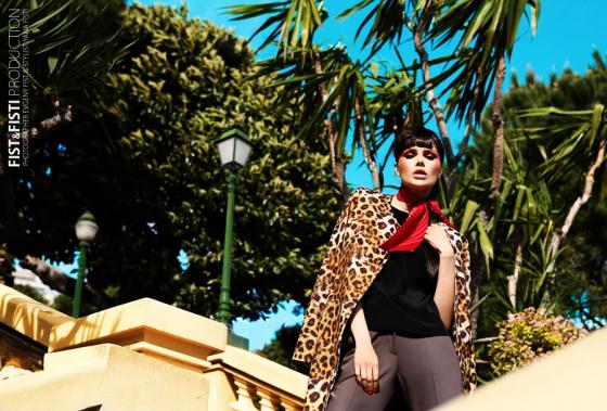 Фото девушка в леопардовом пальто на фоне пальм 