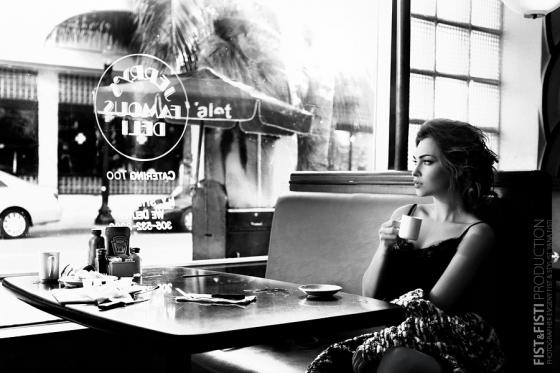 Черно-белое фото девушка с кофе в Американском кафе by Evgeny Fist 