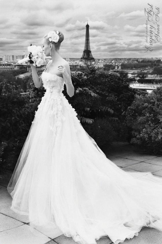 Черно-белое фото девушка в свадебном платье с букетом на фоне Эйфелевой башни в Париже