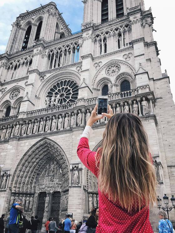 Яна Фисти фотографирует собор Парижской богоматери