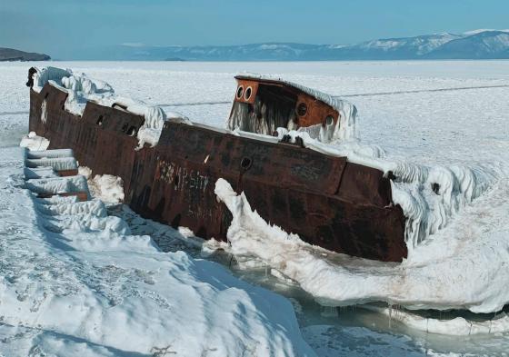 Замерзший корабль посреди Байкала
