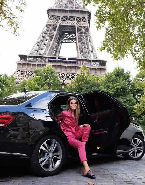 Яна Фисти выходит из машины в Париже на фоне Эйфелевой башни