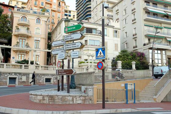 Указатели на дороге в Монако