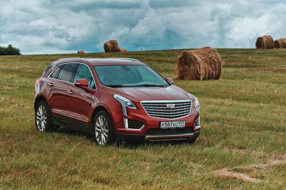 Фото Cadillac XT5 вид сбоку на фоне поля