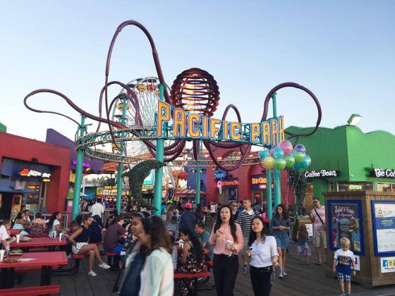 Парк аттракционов Pacific Park на побережье Санта-Моники