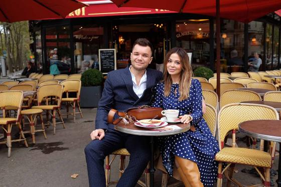 Евгений Фист и Яна Фисти в кафе в Париже