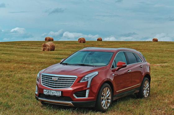 Cadillac XT5 на фоне поля в России