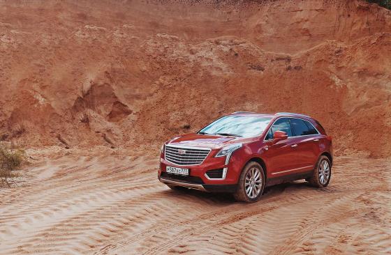 Cadillac XT5 едет по песку