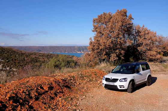 Skoda Yeti в Монако на фоне осенних деревьев