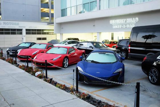Ferrari и McLaren на парковке в Лос-Анджелесе