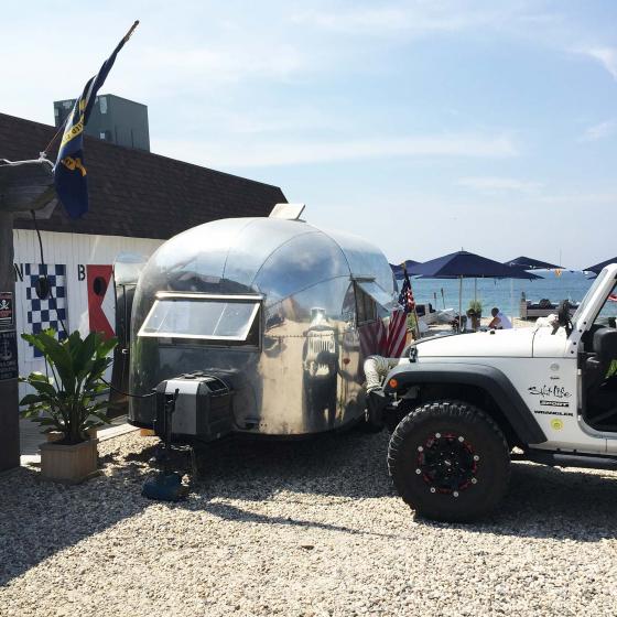 Джип и фургон с фастфудом на пляже в Хэмптоне