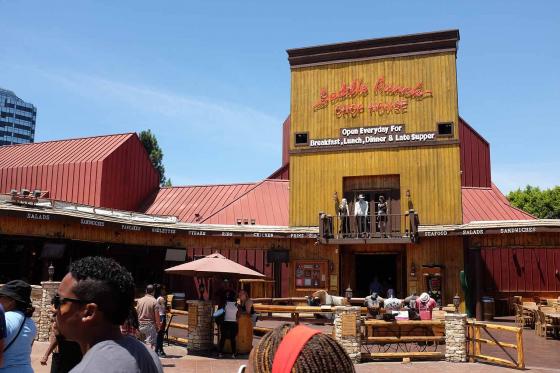 Ранчо в парке развелчений Universal Studios в Лос-Анджелесе