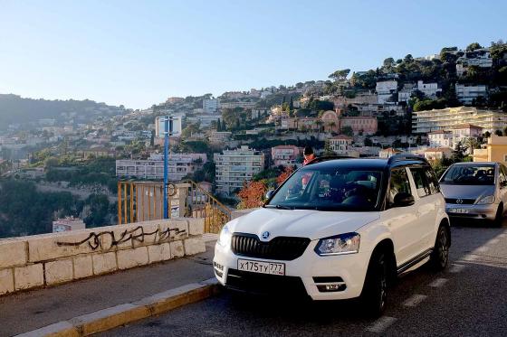 Skoda Yeti на фоне Лазурного берега