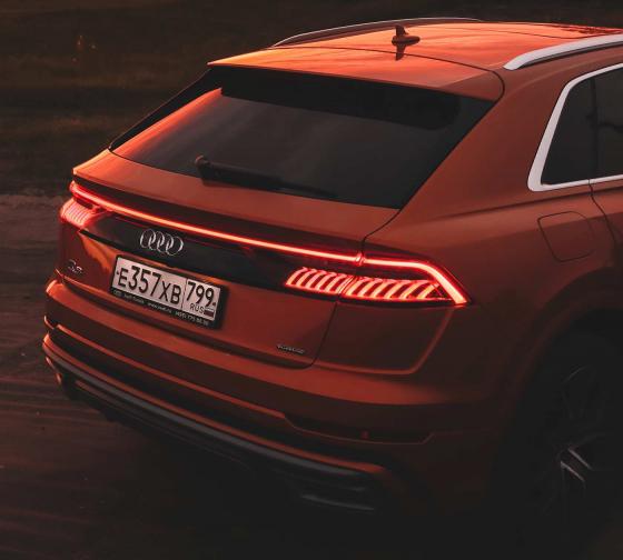 Задняя часть автомобиля Audi Q8