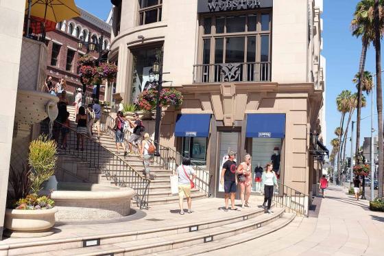 Люди на улице Rodeo Drive в Лос-Анджелесе