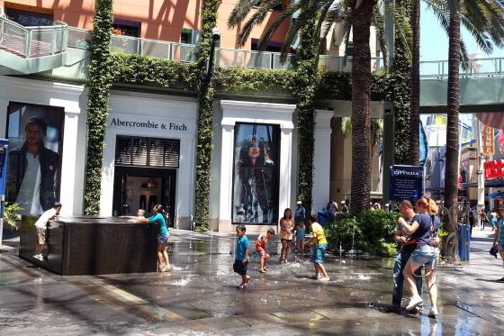 Магазин Abercrombie&Fitch в парке развелчений Universal Studios в Лос-Анджелесе