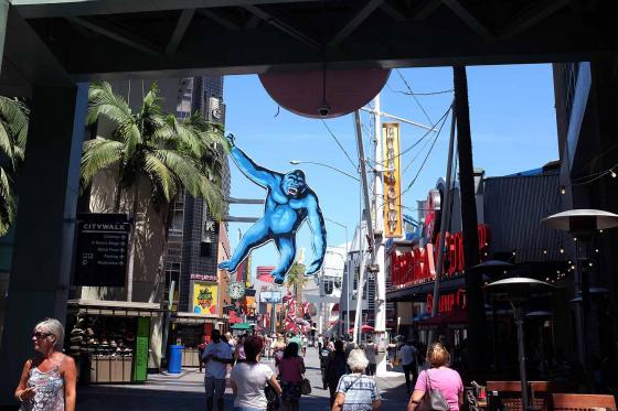 Огромная синяя горилла в парке развелчений Universal Studios в Лос-Анджелесе