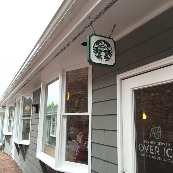 Вывеска Starbucks в городе Хэмптон в Америке