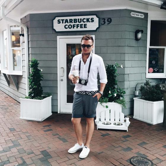 Евгений Фист на фоне Starbucks в городе Хэмптон