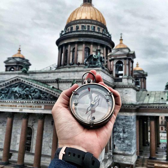 Компас на фоне Исакеевского собора в Санкт-Петербурге