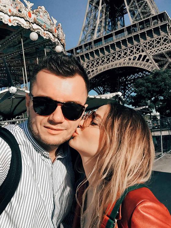 Яна Фисти целует Евгения Фиста на фоне Эйфелевой башни в Париже