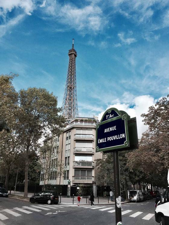Эйфелевая башня на фоне города в Париже