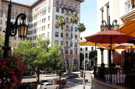Улица Rodeo Drive вид с балкона в Лос-Анджелесе