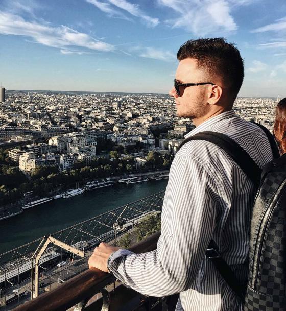 Евгений Фист на Эйфелевой башне на фоне Парижа