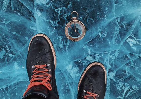 Евгений Фист и его компас на замерзшем Байкале фотография