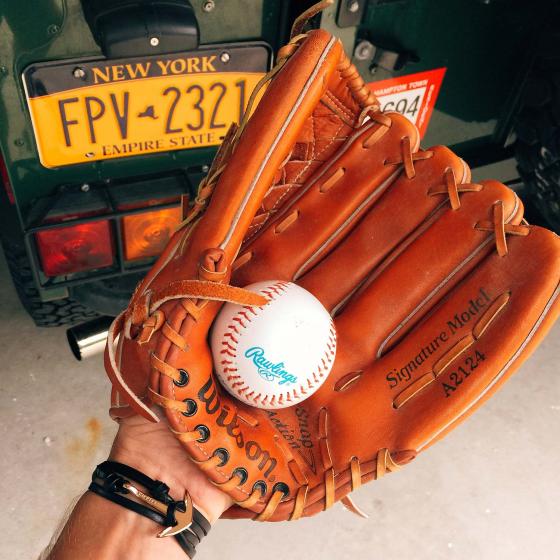 Красивая бейсбольная перчатка фотография в городе Хэмптон 
