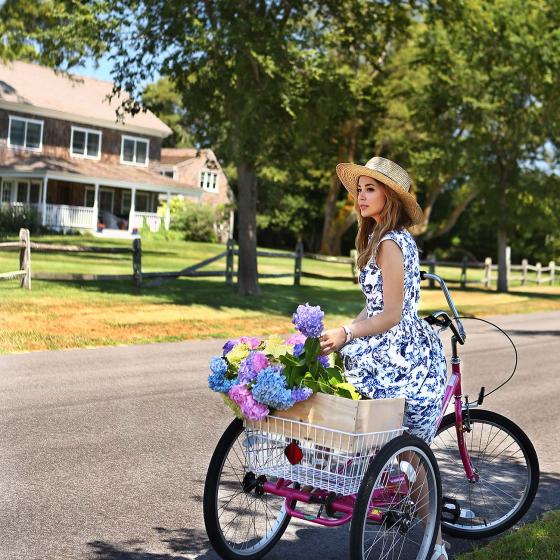 Яна Фисти в городе Хэмптон в Америке на велосипеде 