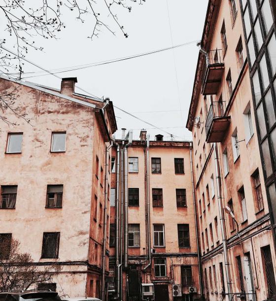 Закоулок со зданиями в Санкт-Петербурге