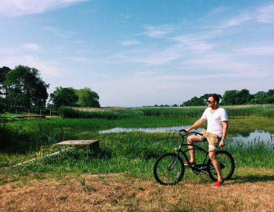 Евгений Фист на велосипеде в городе Хэмптон в Америке