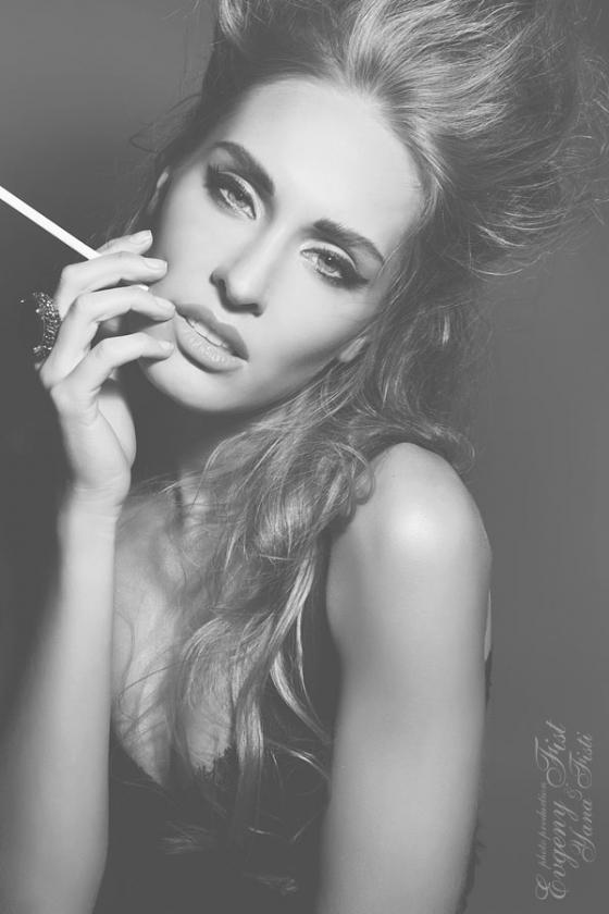 Черно-белая фотография девушка с сигаретой 