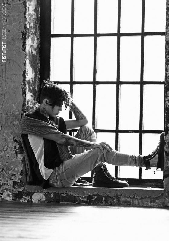 Черно-белое фото грустный Рома Желудь сидит у окна by Evgeny Fist